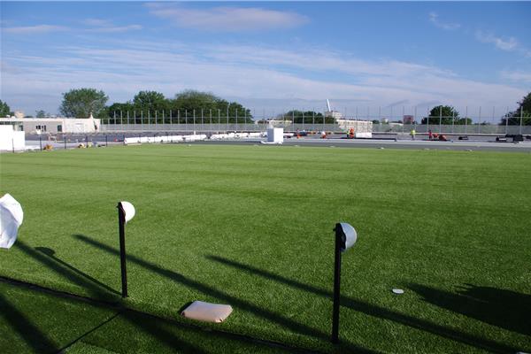 Aménagement 2 terrains de football synthétique sur le toit du parking - Sportinfrabouw NV